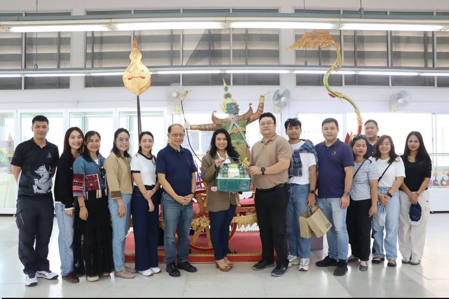 title - ผอ.ศพส. ให้การต้อนรับ คณะนักศึกษาโครงการรัฐประศาสนศาสตรมหาบัณฑิต รุ่นที่ 18 มหาวิทยาลัยรามคำแหง เข้าเยี่ยมชมแผนกฝึกอบรมทั้ง 12 แผนก และพื้นที่ภายในศูนย์ส่งเสริมและพัฒนาอาชีพเสริมนอกภาคการเกษตร